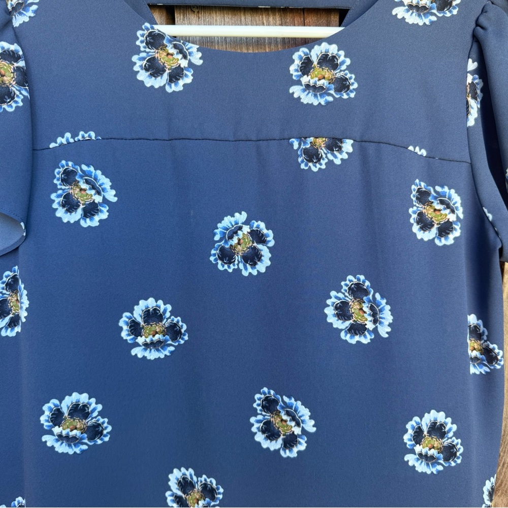 Loft Floral Print  Blue Flutter Sleeve Blouse Size Small - Picture 3 of 14